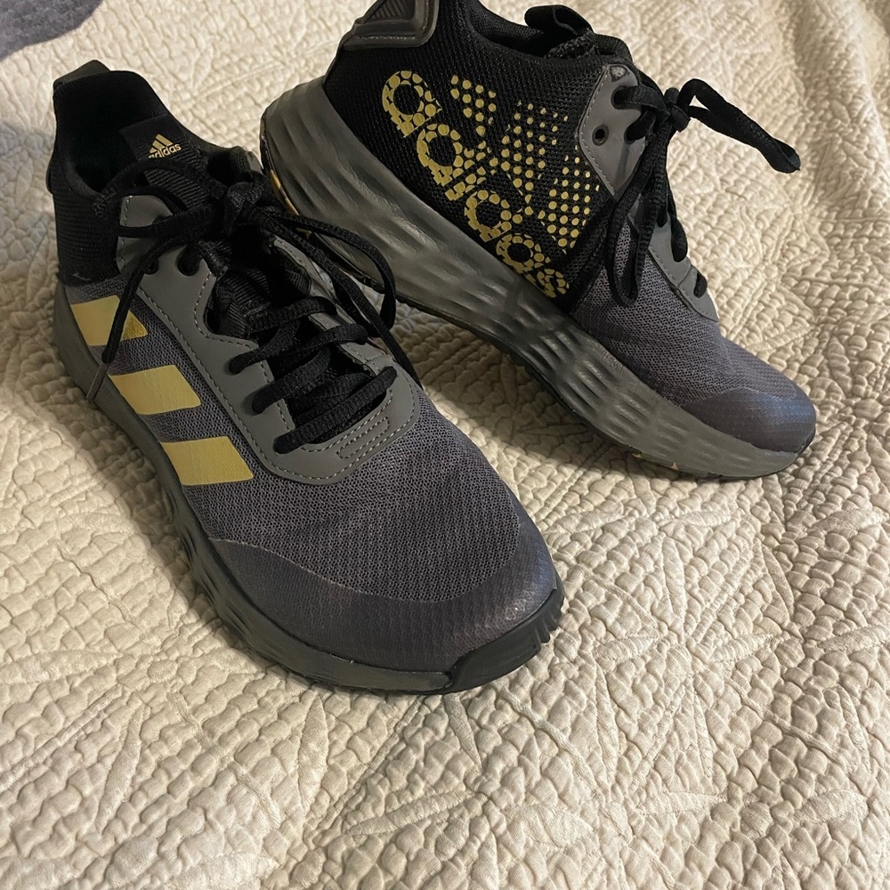 Adidas Own The Game Men’s Size 5 Basketball Shoe
